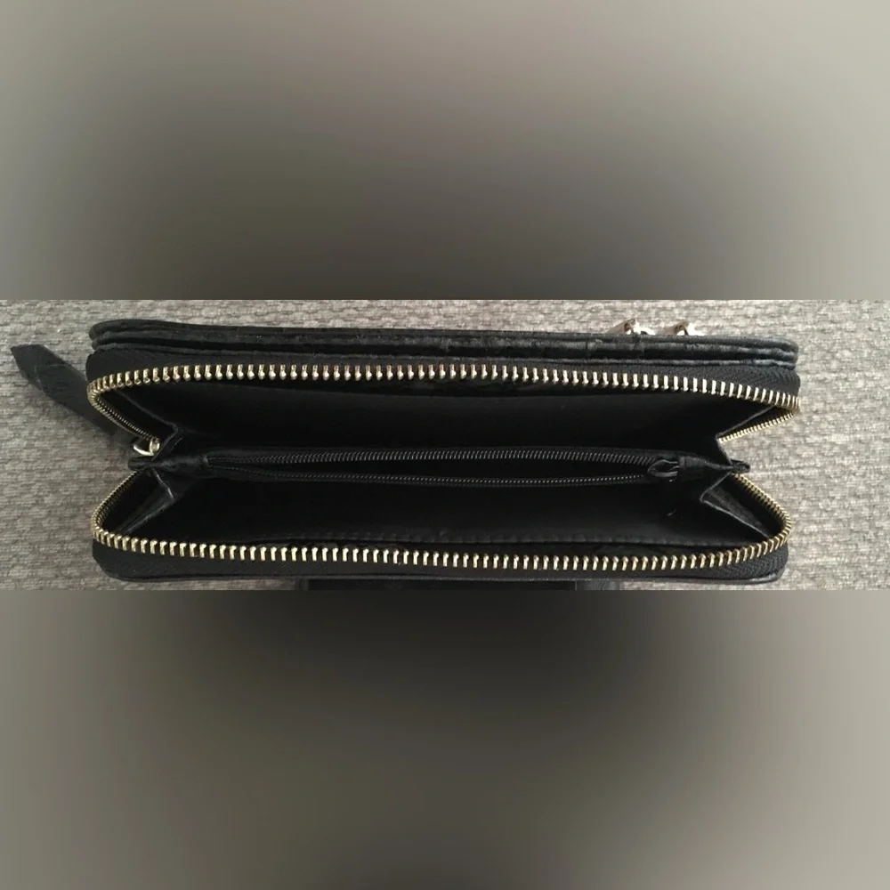 Kenneth Cole Reaction Women's Zip Wallet with Gold Hardware